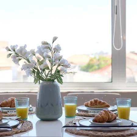 Bright & Sunny Beach House *